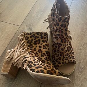 Very Volatile Leopard Print Fringe Open Toed Bootie size 8
